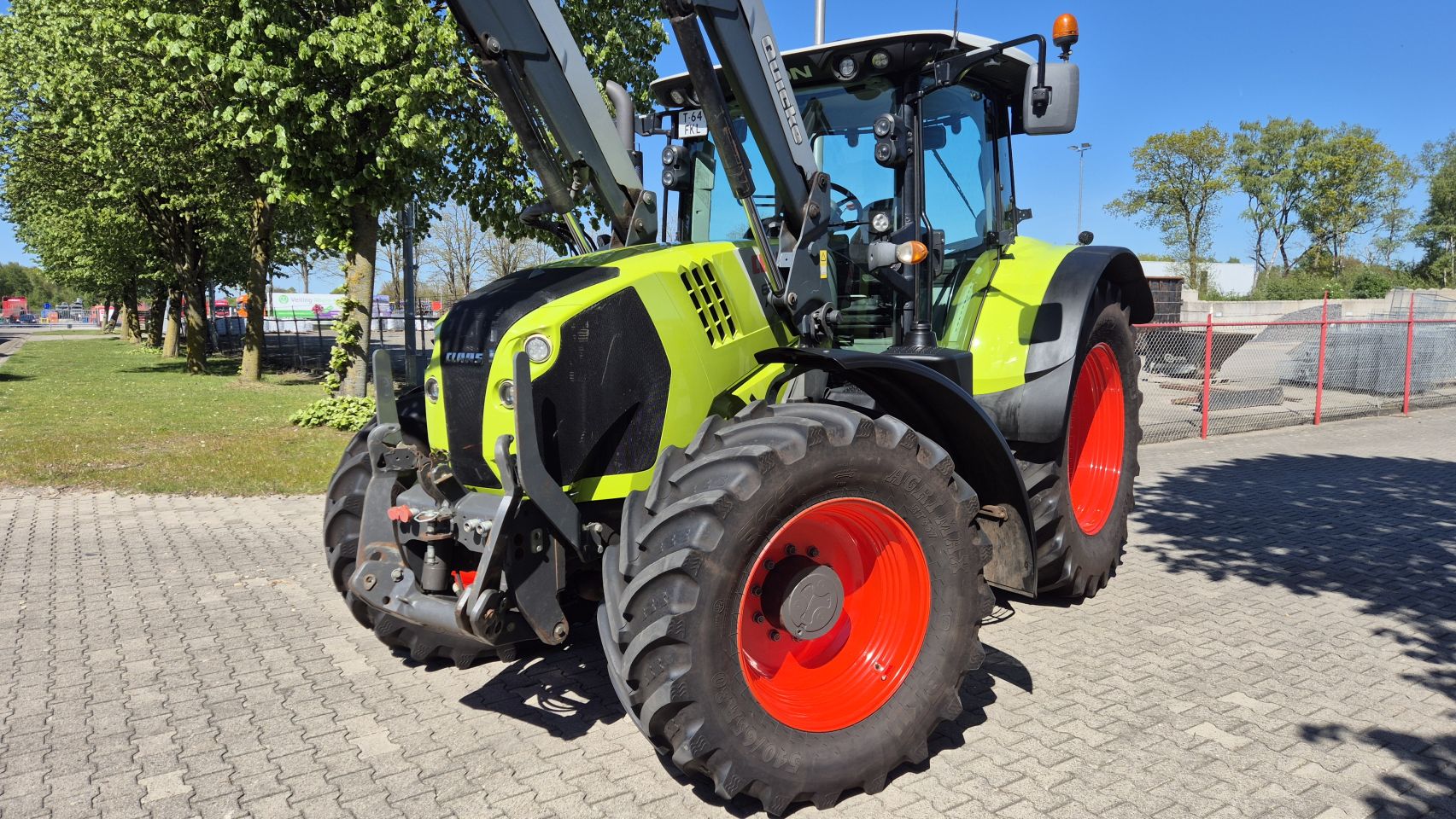 CLAAS Arion 620 CIS 50Kmh. met Quicke Frontlader en Fronthef