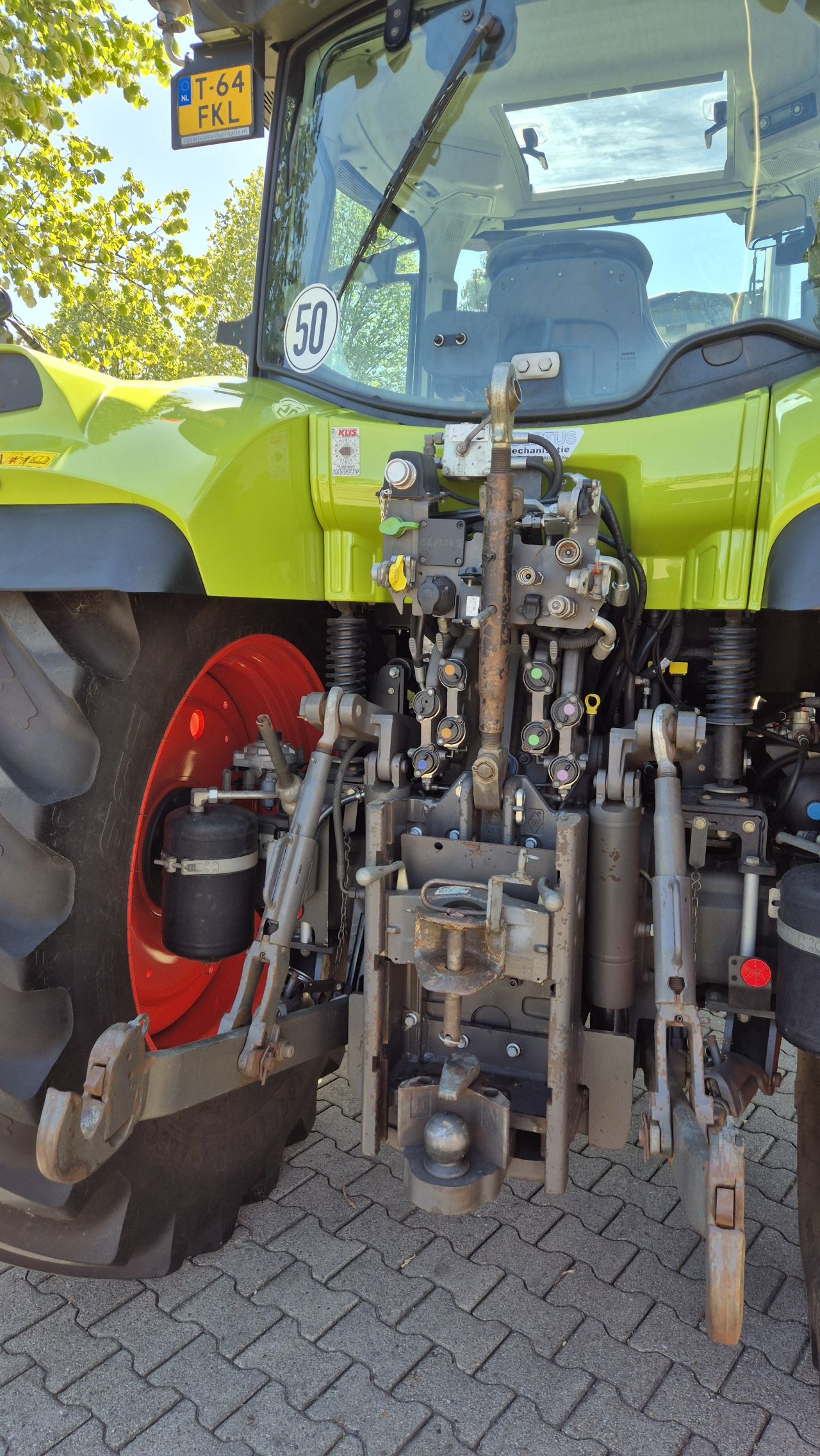 CLAAS Arion 620 CIS 50Kmh. met Quicke Frontlader en Fronthef