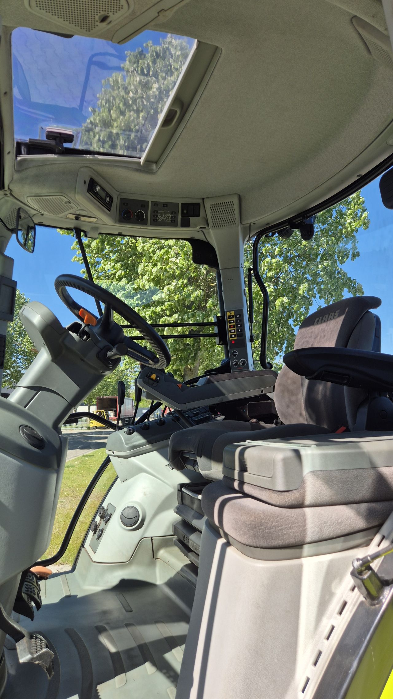 CLAAS Arion 620 CIS 50Kmh. met Quicke Frontlader en Fronthef