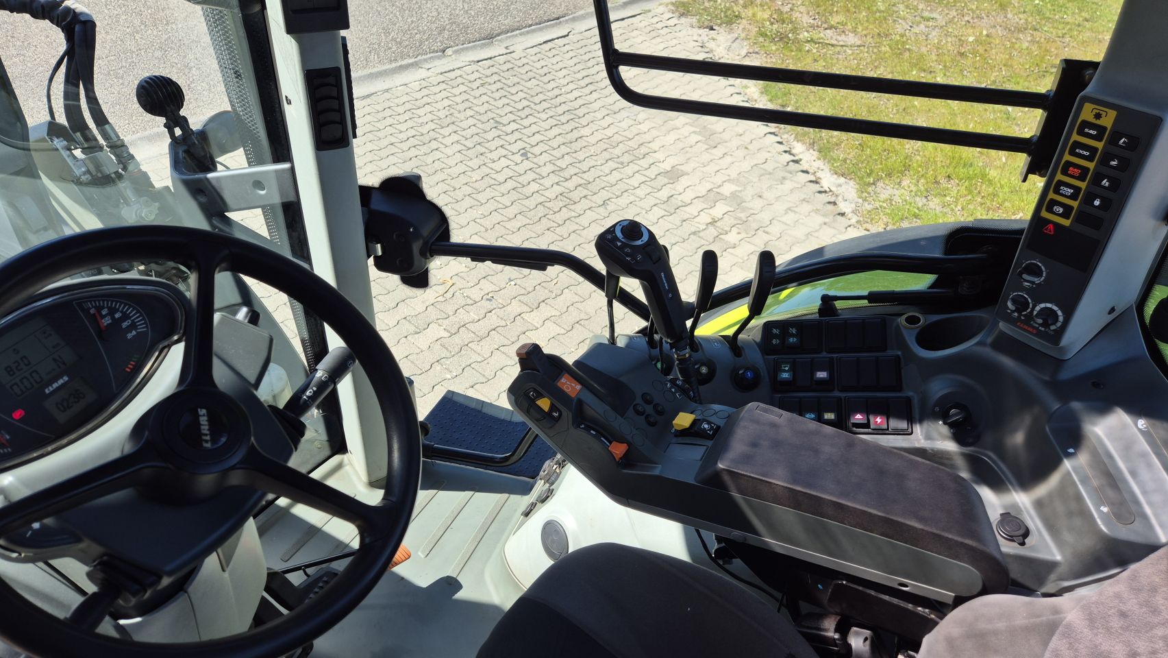 CLAAS Arion 620 CIS 50Kmh. met Quicke Frontlader en Fronthef