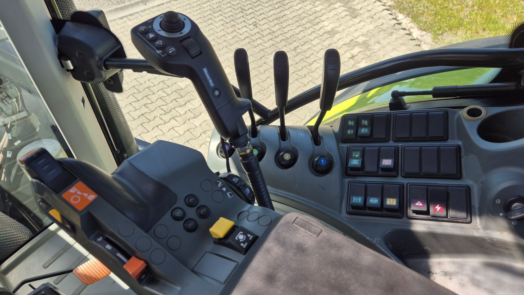CLAAS Arion 620 CIS 50Kmh. met Quicke Frontlader en Fronthef