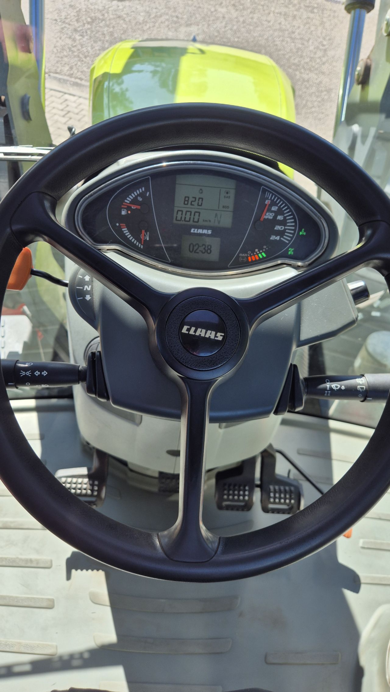 CLAAS Arion 620 CIS 50Kmh. met Quicke Frontlader en Fronthef