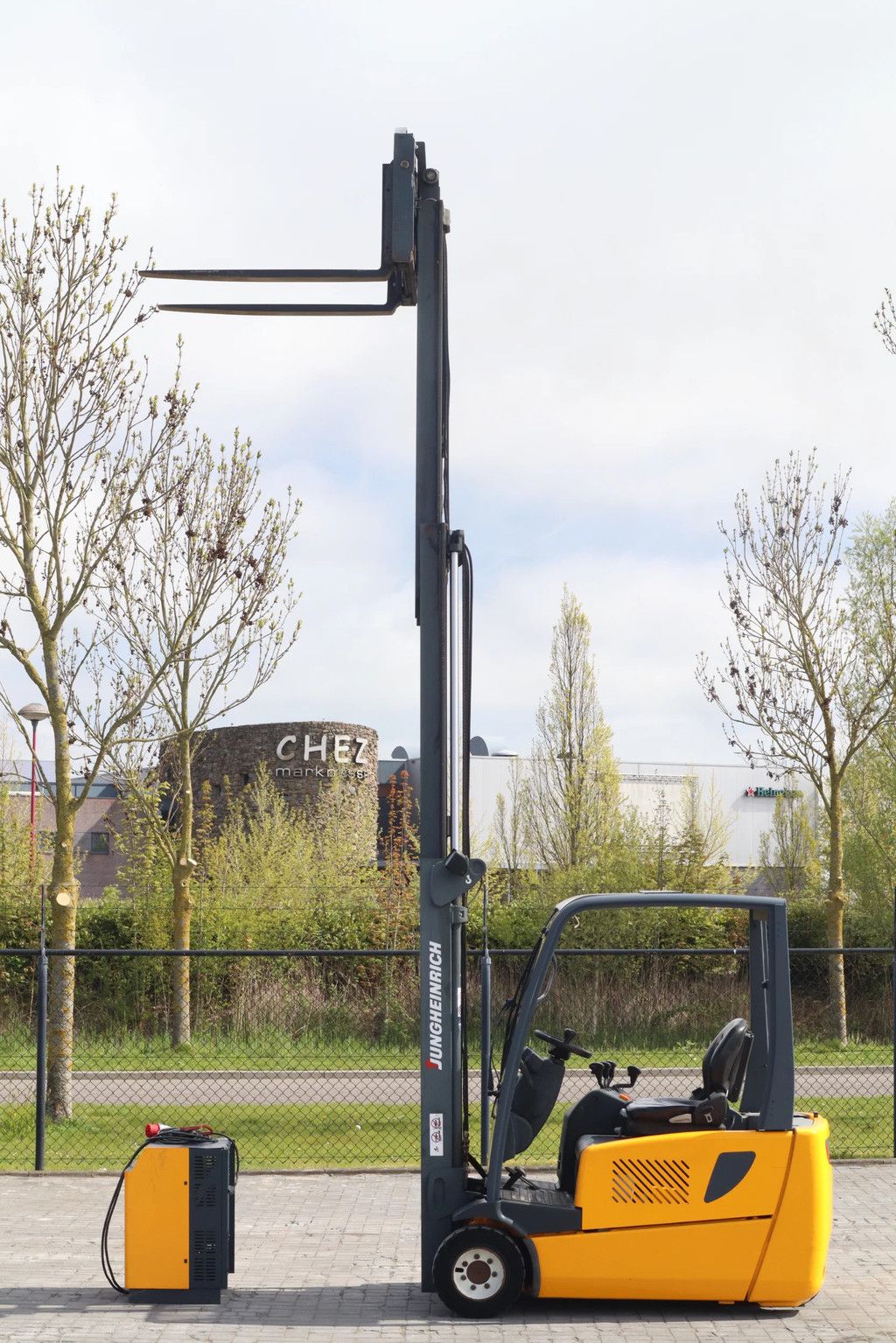 Jungheinrich EFG 220 | 1900 KG | TRIPLEX | SIDESHIFT | POSITIONERS
