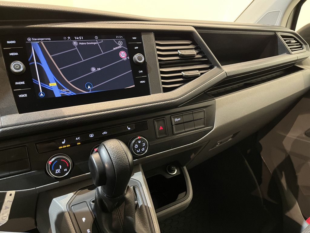 Volkswagen Transporter 2.0 TDI L2H1 150 PK Automaat / Euro 6 / Airco / CarPlay / PDC / Cruise Control / Navigatie / 3-Zits