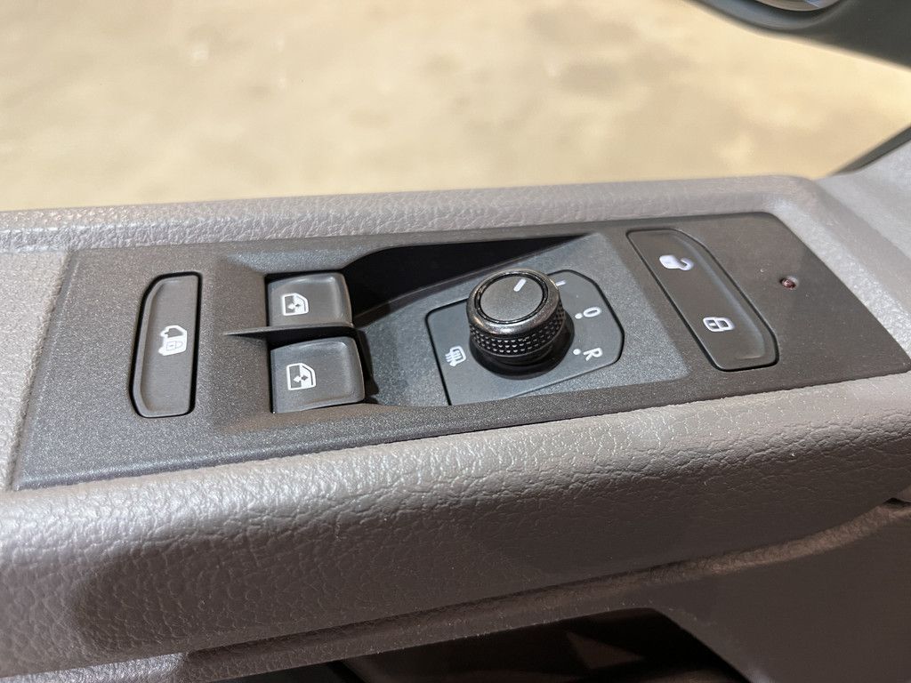 Volkswagen Transporter 2.0 TDI L2H1 150 PK Automaat / Euro 6 / Airco / CarPlay / PDC / Cruise Control / Navigatie / 3-Zits