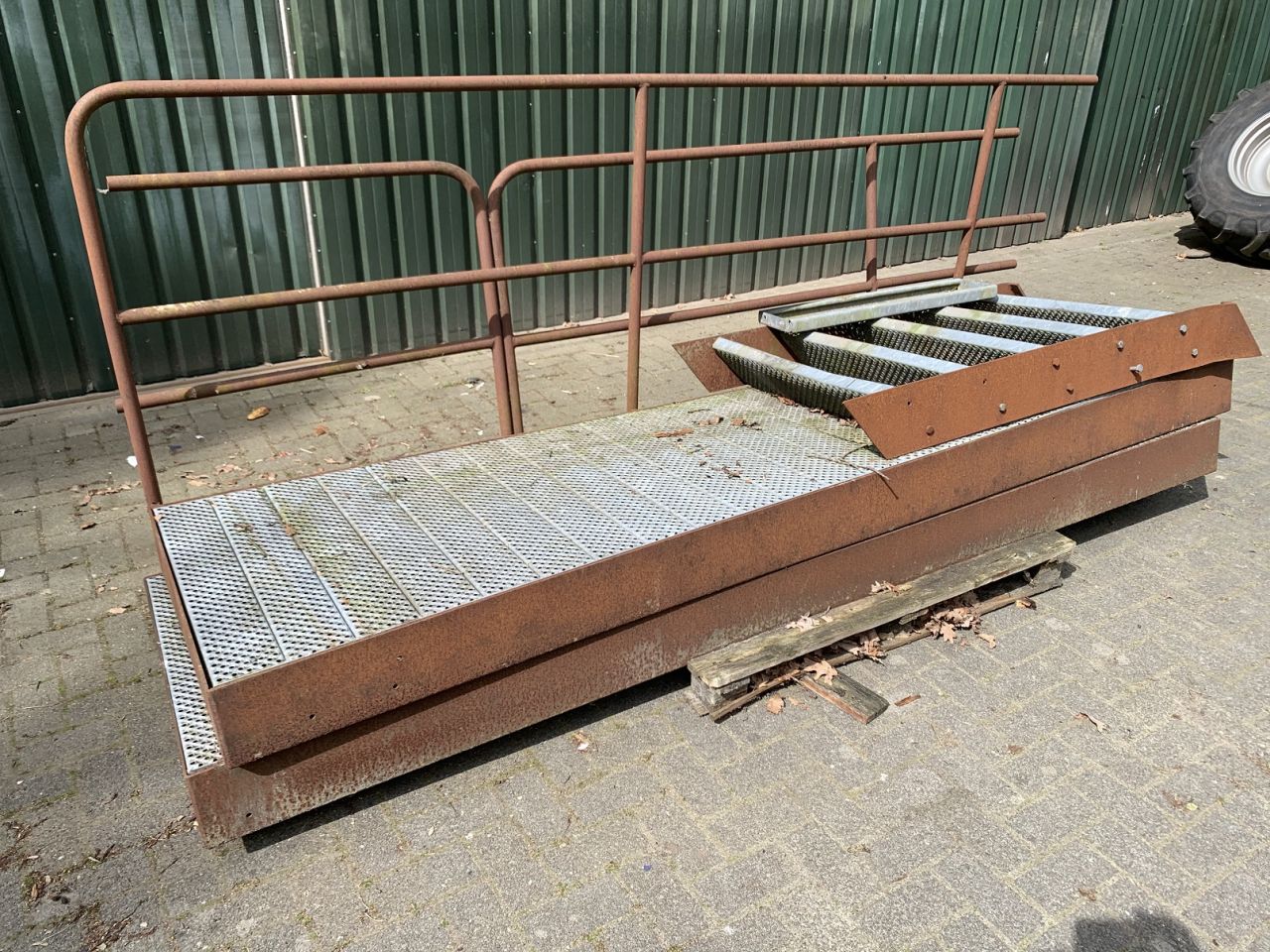 Stalen bordes met trap