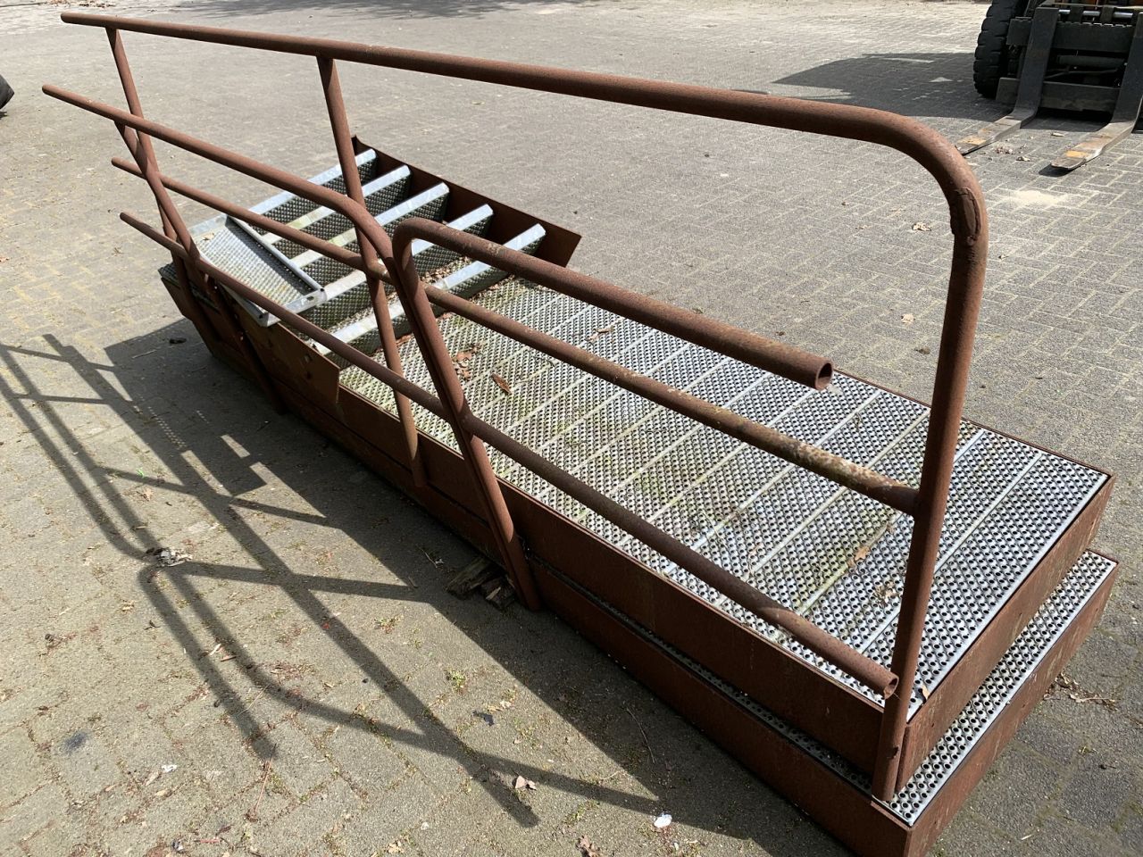 Stalen bordes met trap