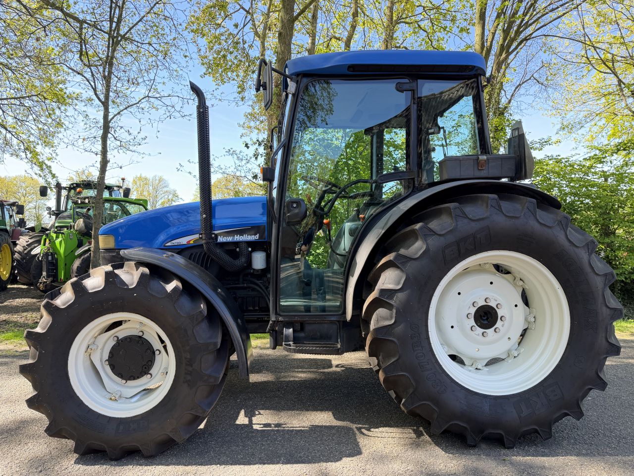 New Holland TN70DA