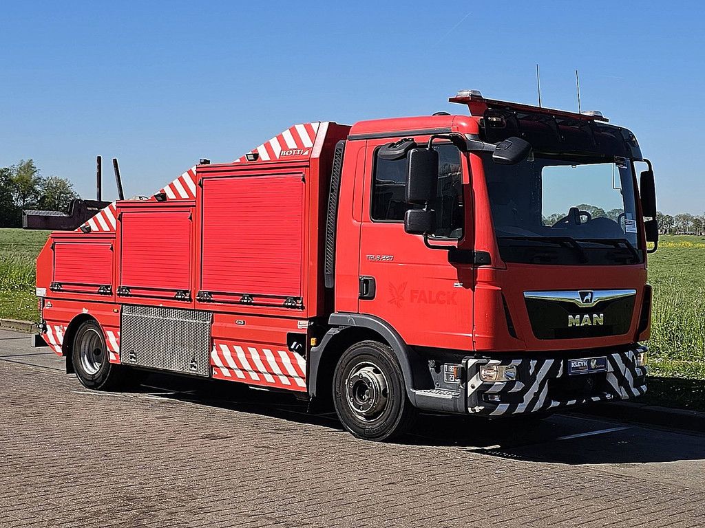M.A.N. 8.220 TGL 8.8t bottie lift 8t