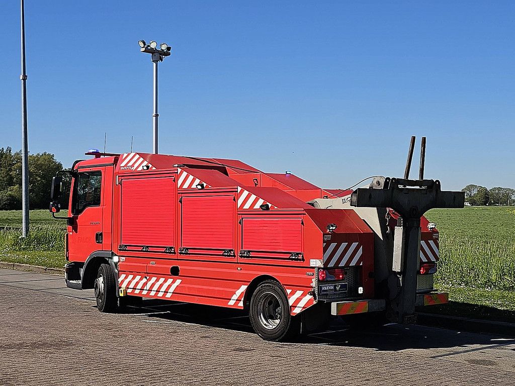M.A.N. 8.220 TGL 8.8t bottie lift 8t