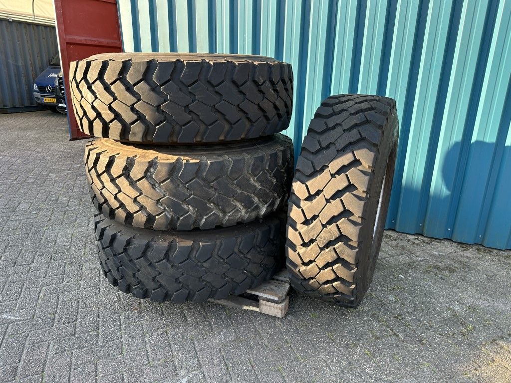 WIELSET MET BAND 365/85R20(80%)