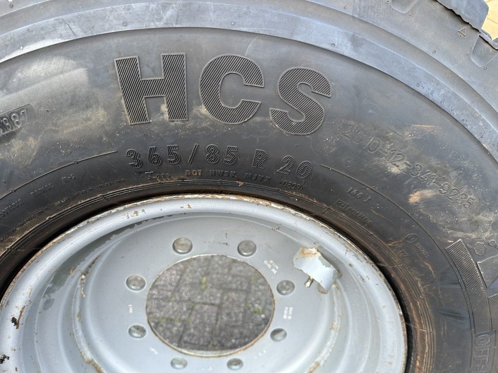 WIELSET MET BAND 365/85R20(80%)