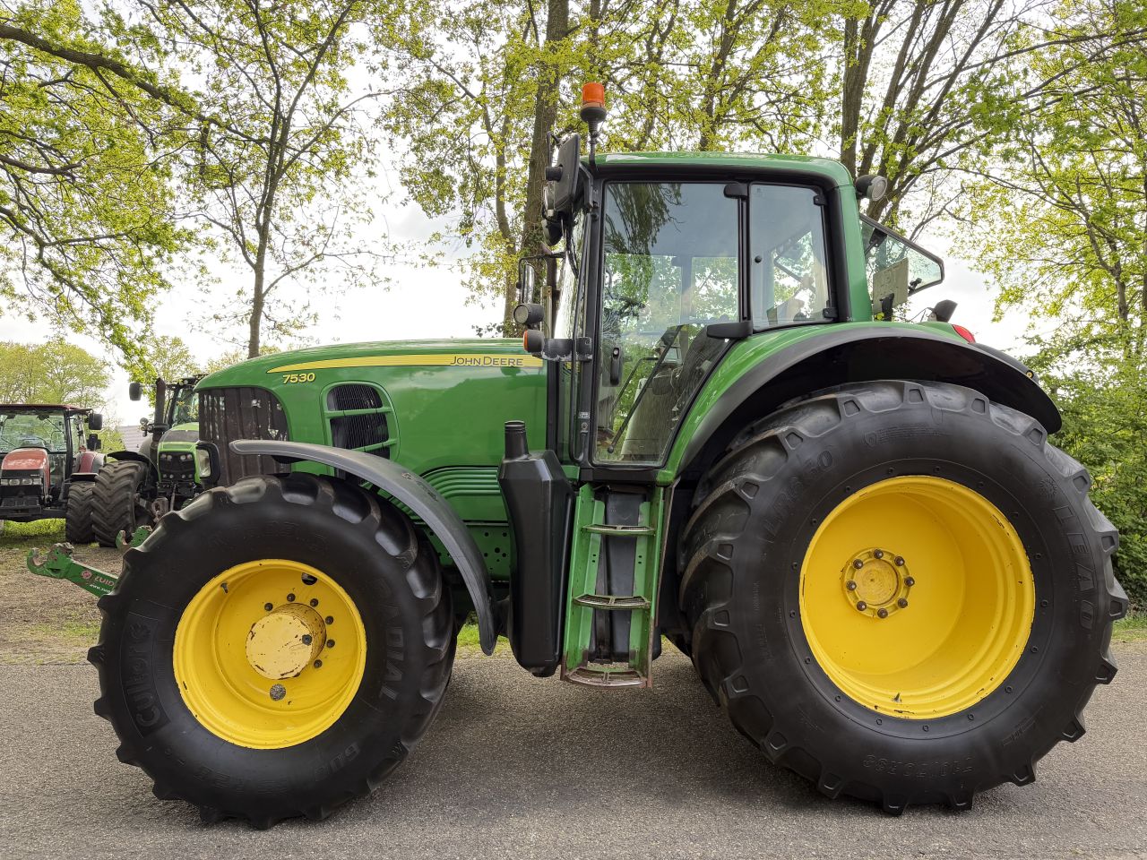 John Deere 7530