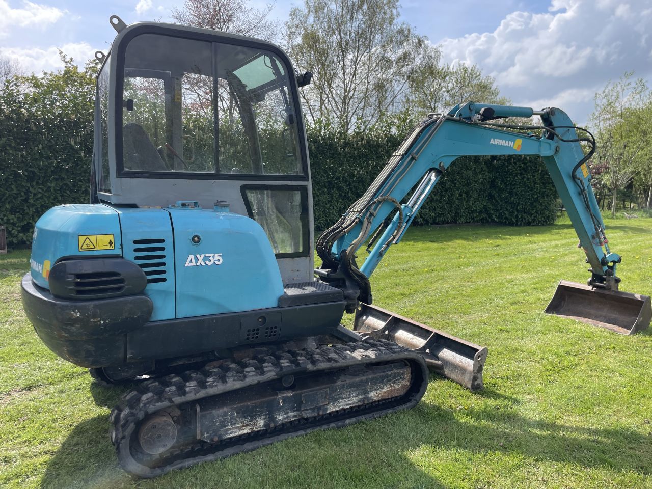 Hitachi Airman AX35