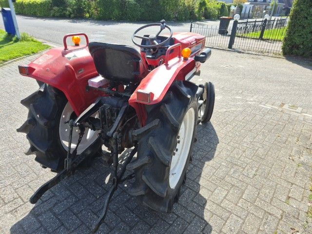 Yanmar YM2020 hydrostaat. Doordraaiende aftakas.