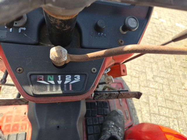 Yanmar YM2020 hydrostaat. Doordraaiende aftakas.