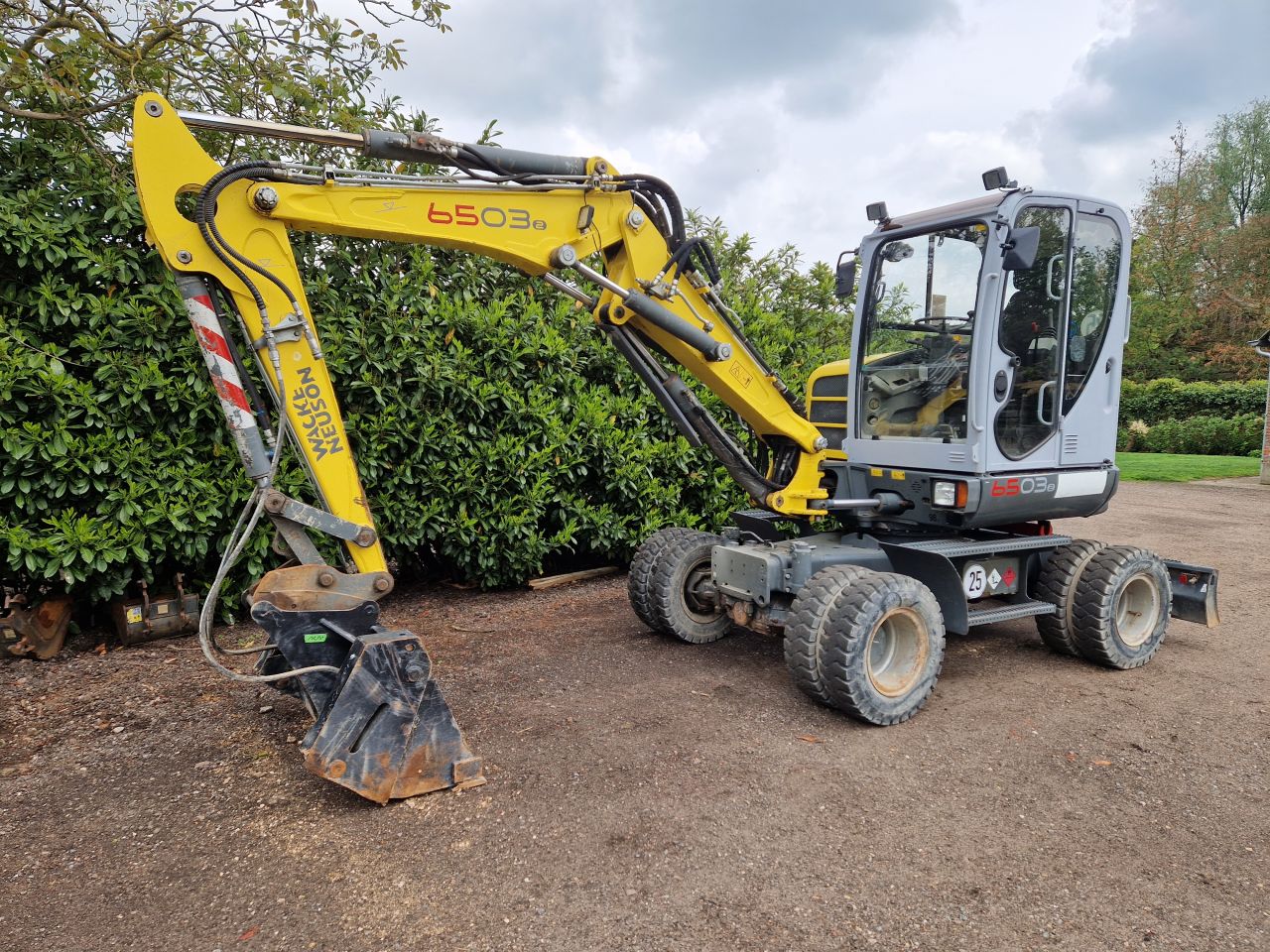 Minigraver wacker neuson 6503 banden kraan