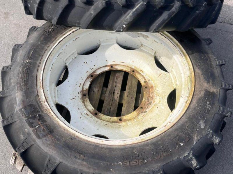 BKT 270/95 R32, 8-Loch Felge,