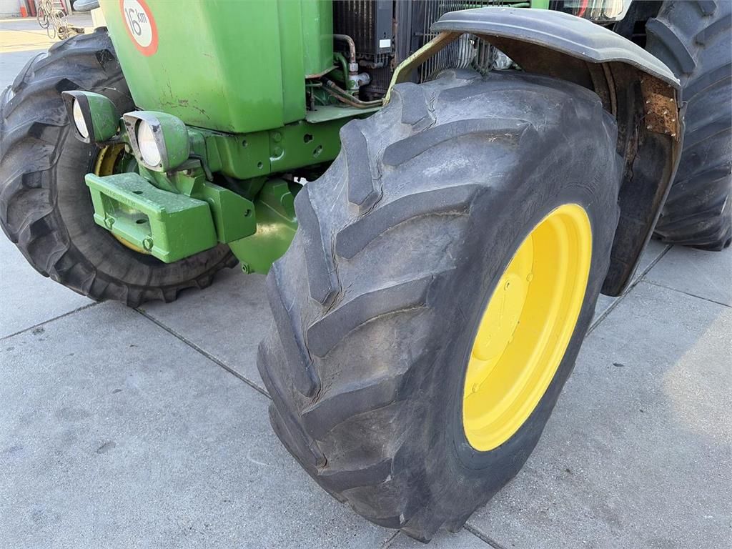 John Deere 4055