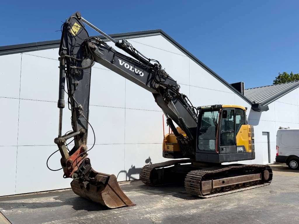 Volvo ECR235EL - Triple Boom / Tilting Bucket / 3 Bucket