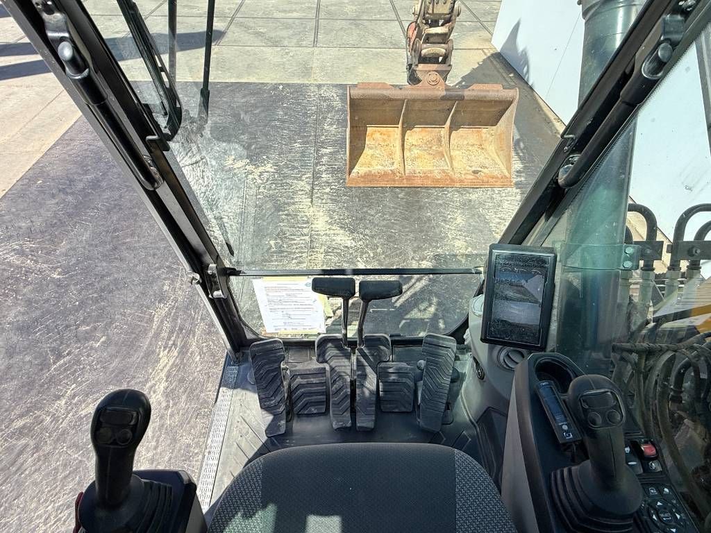 Volvo ECR235EL - Triple Boom / Tilting Bucket / 3 Bucket