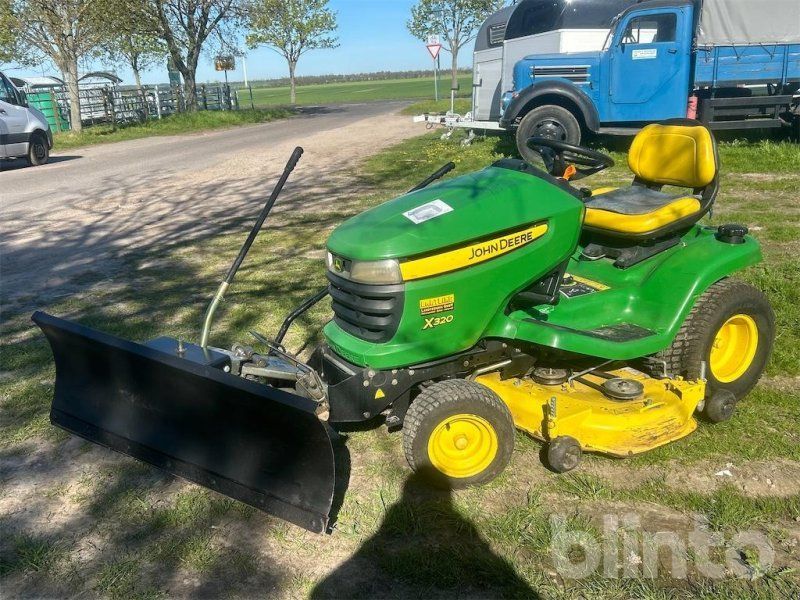 John Deere X 320