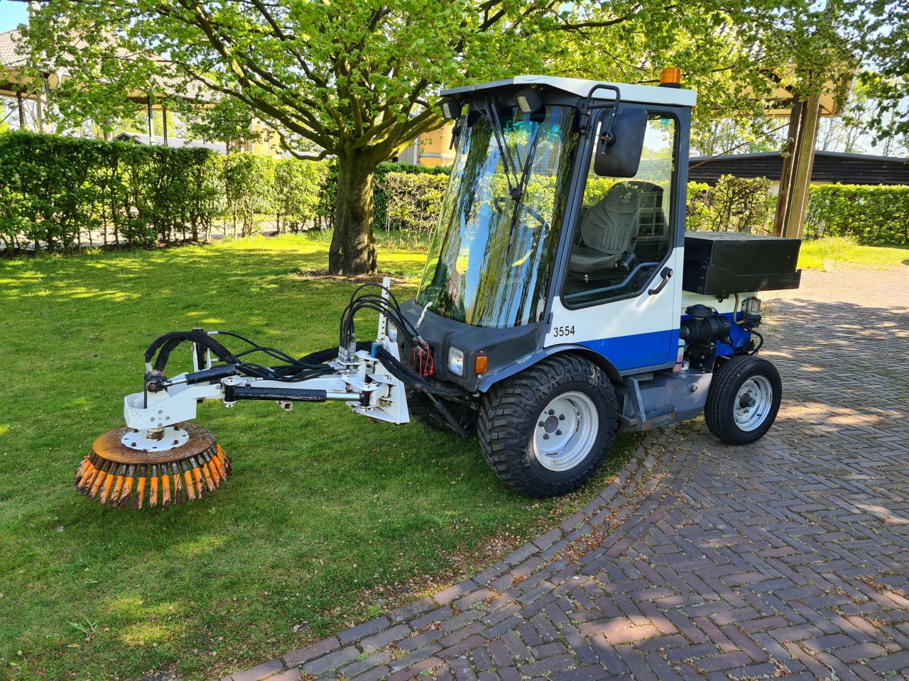 Lm trac 286 werktuigdrager werktuigendrager met onkruidborstel.