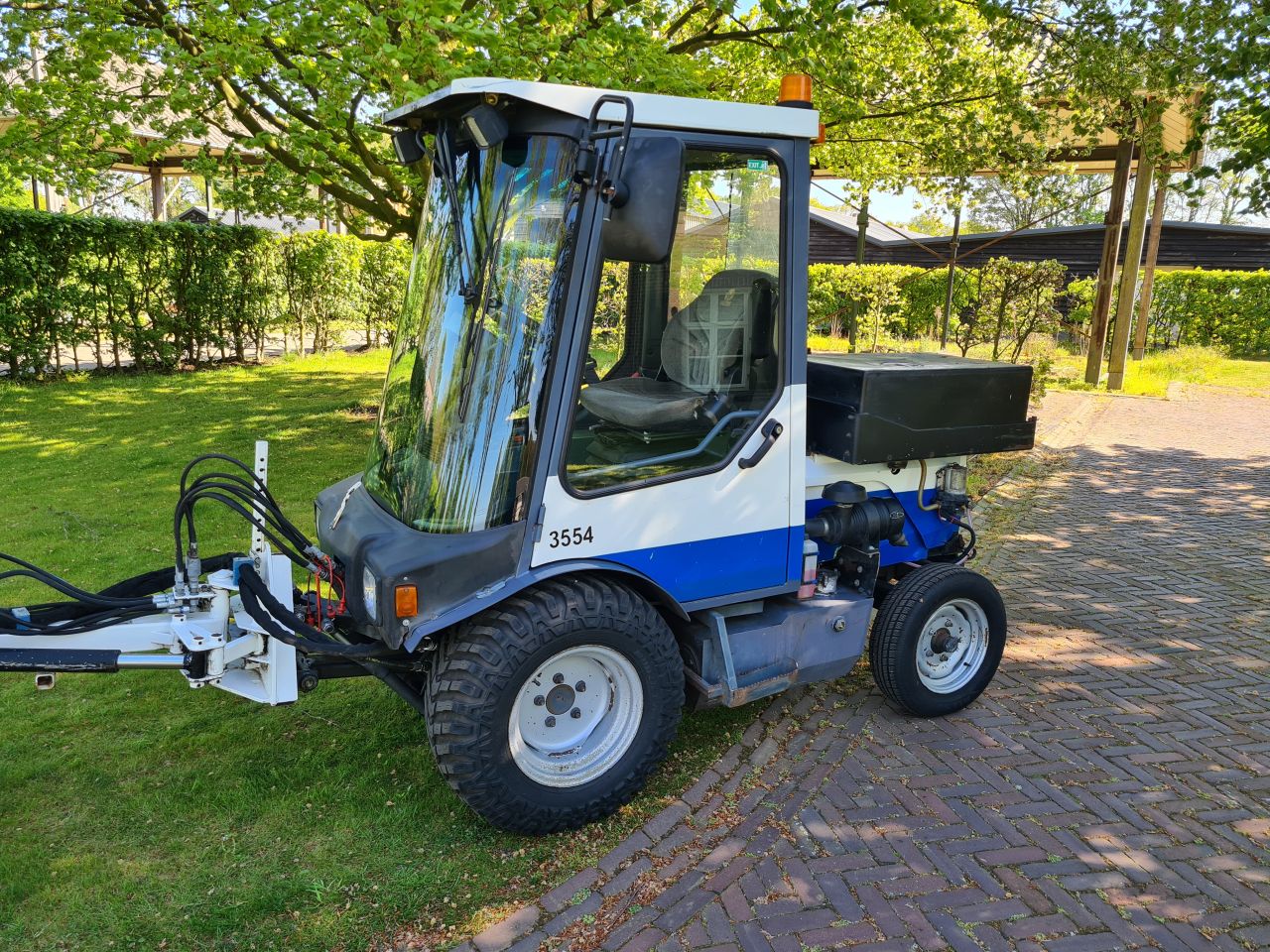 Lm trac 286 werktuigdrager werktuigendrager met onkruidborstel.