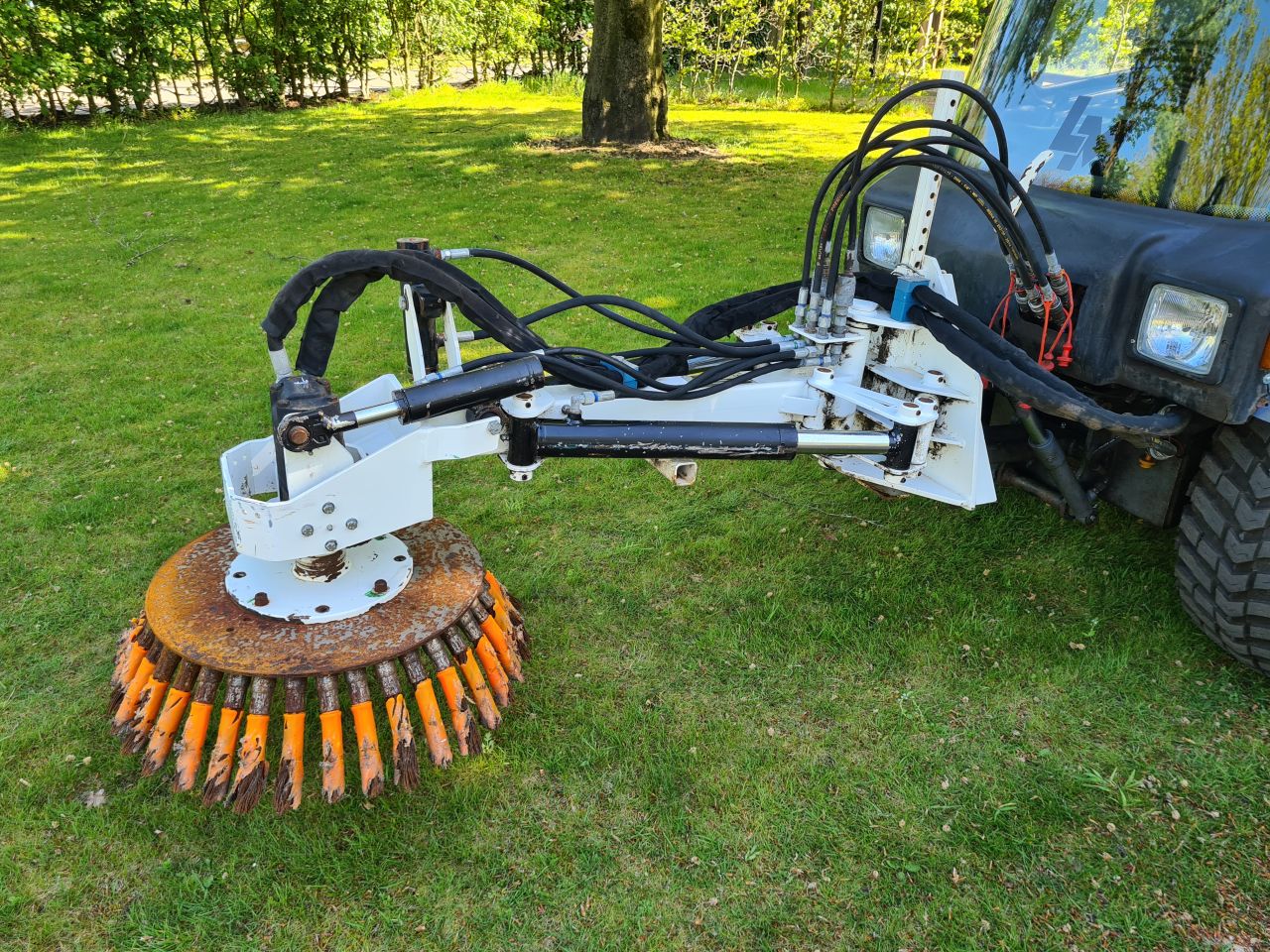 Lm trac 286 werktuigdrager werktuigendrager met onkruidborstel.