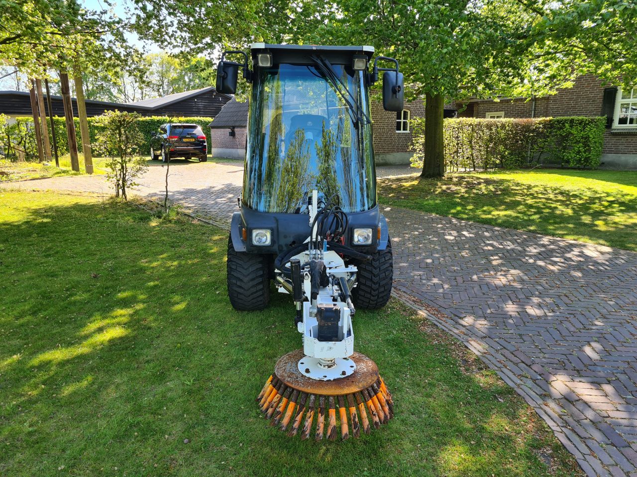 Lm trac 286 werktuigdrager werktuigendrager met onkruidborstel.