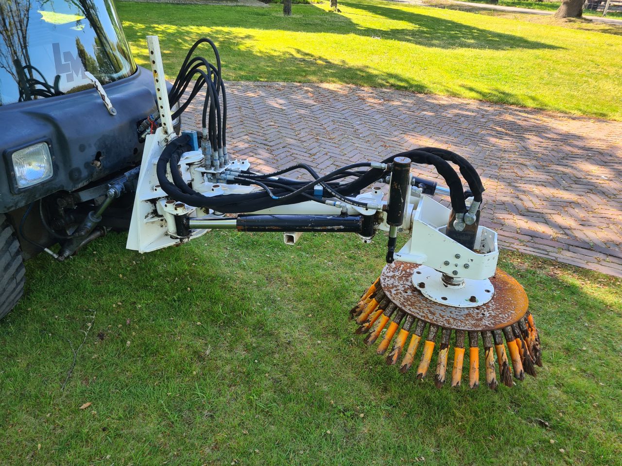 Lm trac 286 werktuigdrager werktuigendrager met onkruidborstel.