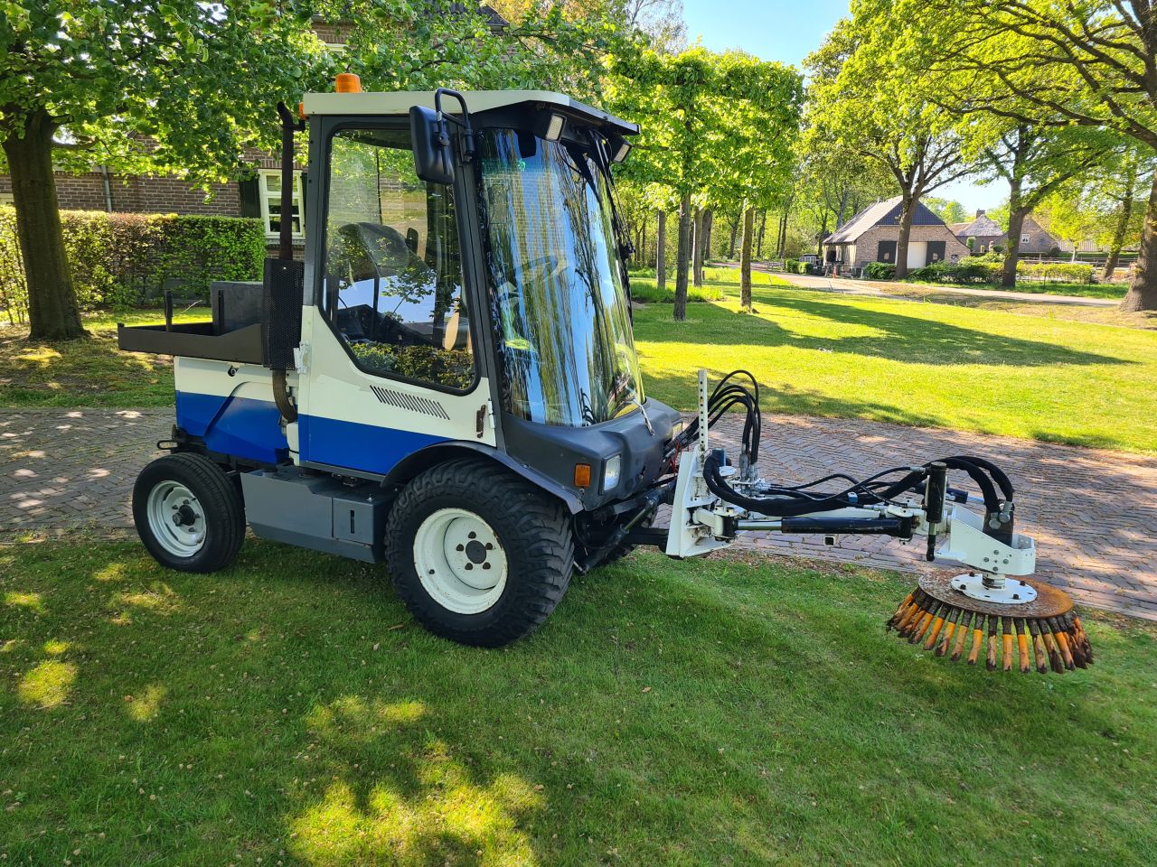 Lm trac 286 werktuigdrager werktuigendrager met onkruidborstel.