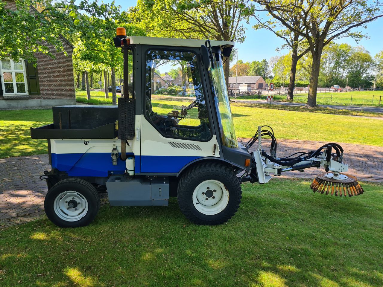 Lm trac 286 werktuigdrager werktuigendrager met onkruidborstel.