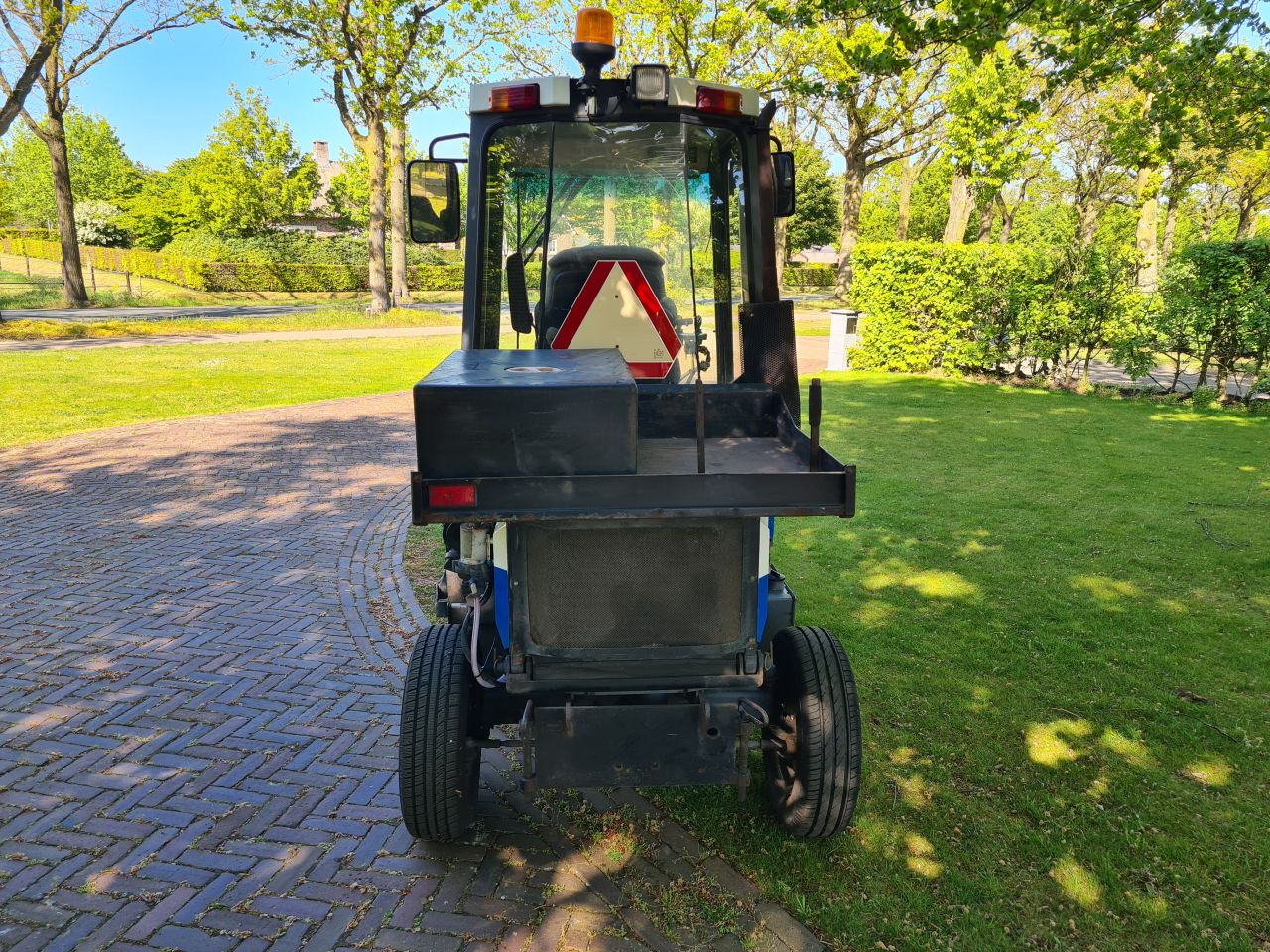 Lm trac 286 werktuigdrager werktuigendrager met onkruidborstel.