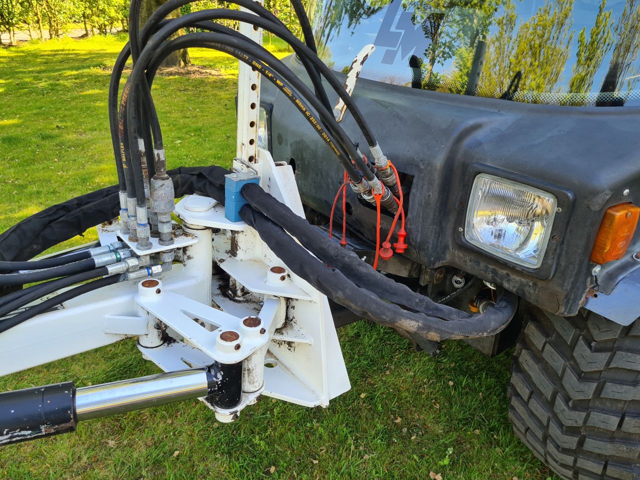 Lm trac 286 werktuigdrager werktuigendrager met onkruidborstel.