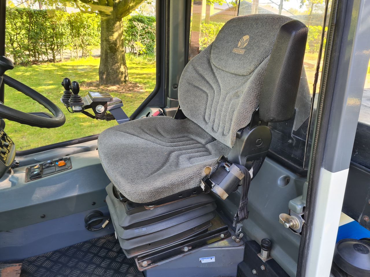 Lm trac 286 werktuigdrager werktuigendrager met onkruidborstel.