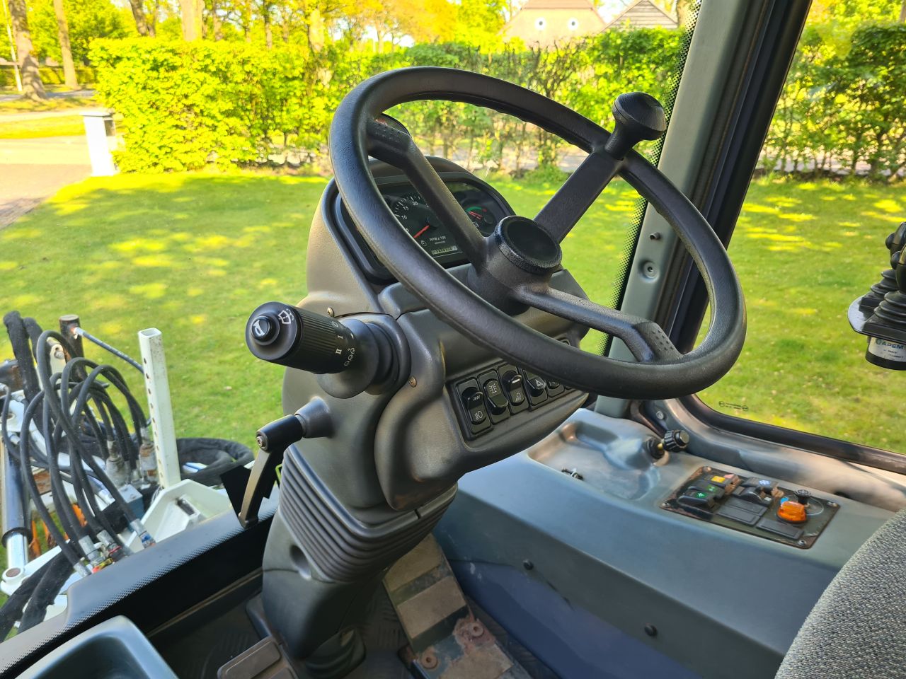 Lm trac 286 werktuigdrager werktuigendrager met onkruidborstel.