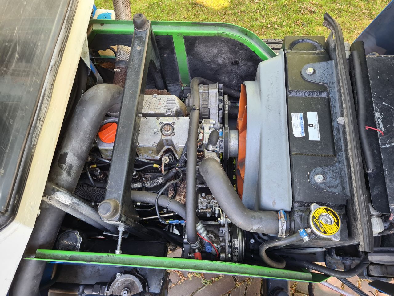 Lm trac 286 werktuigdrager werktuigendrager met onkruidborstel.