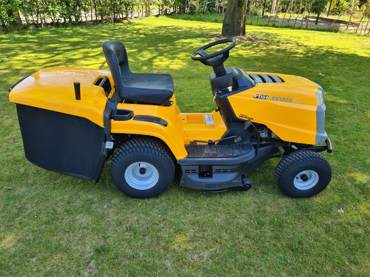 Stiga Estate Master HST zitmaaier met Honda motor hydrostaat.
