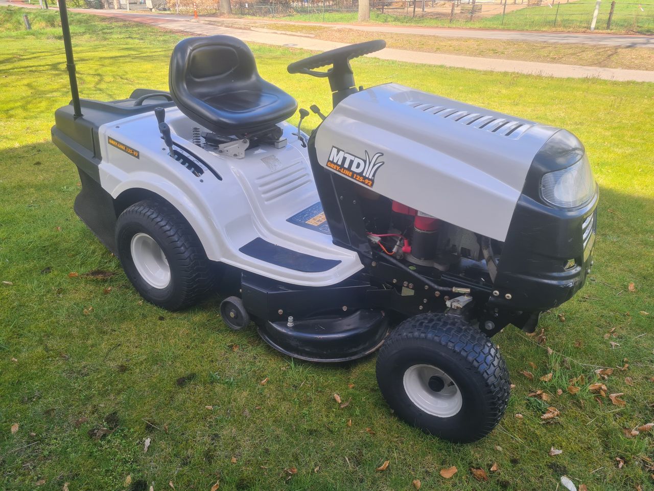 MTD 125-92 zitmaaier met opvangbak