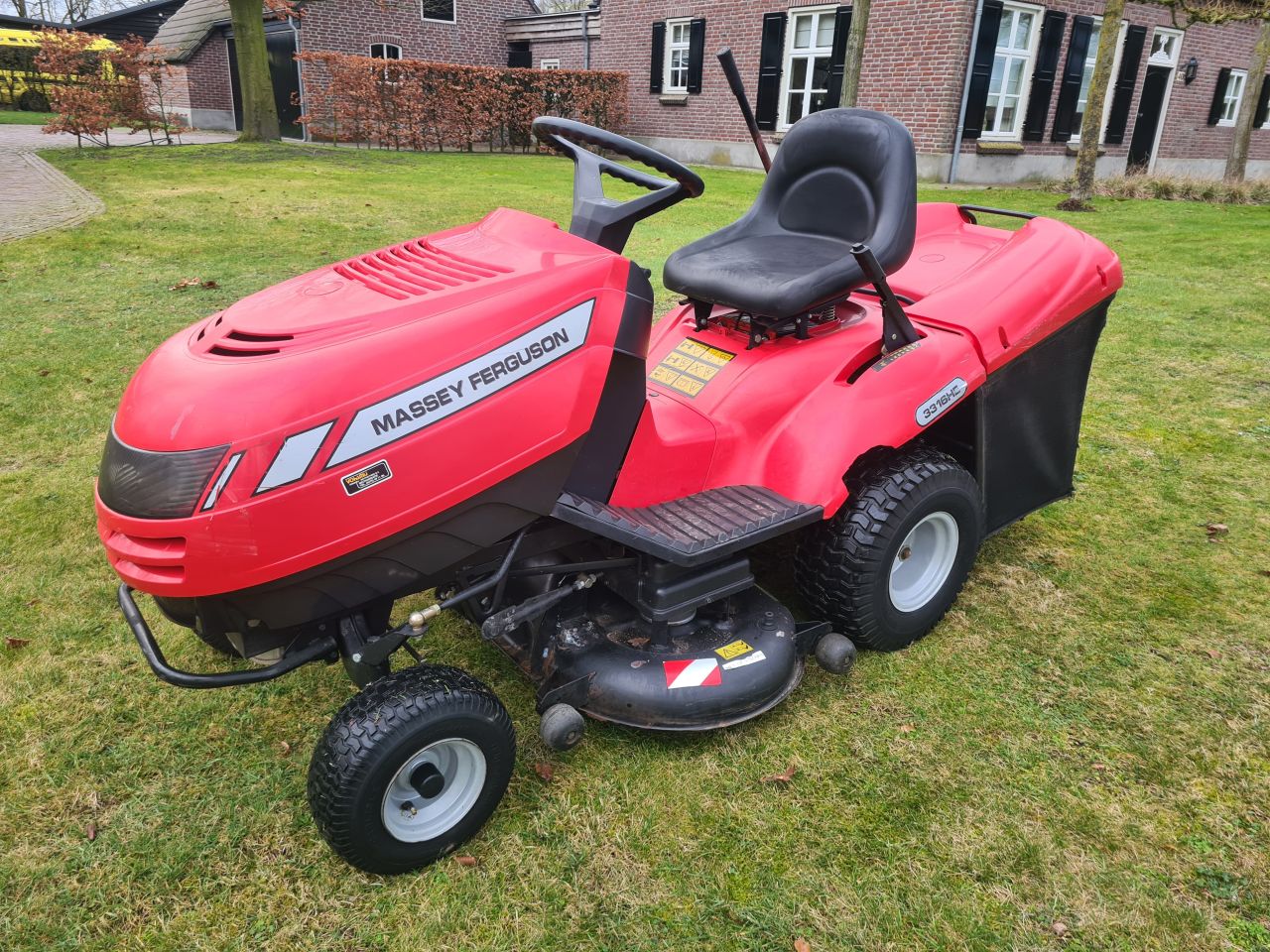 Massey Ferguson 3316HE zitmaaier met opvangbak hydrostaat.