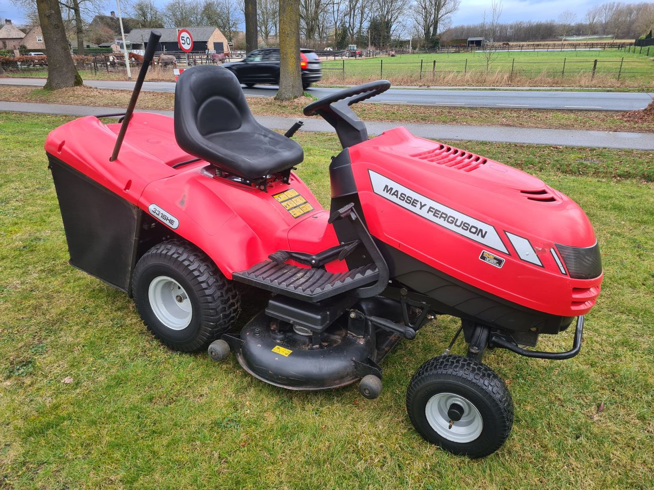 Massey Ferguson 3316HE zitmaaier met opvangbak hydrostaat.