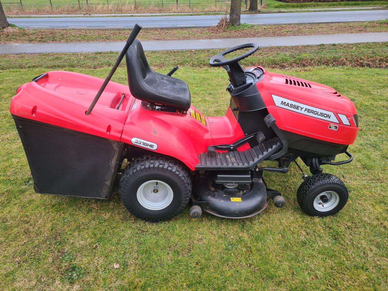 Massey Ferguson 3316HE zitmaaier met opvangbak hydrostaat.