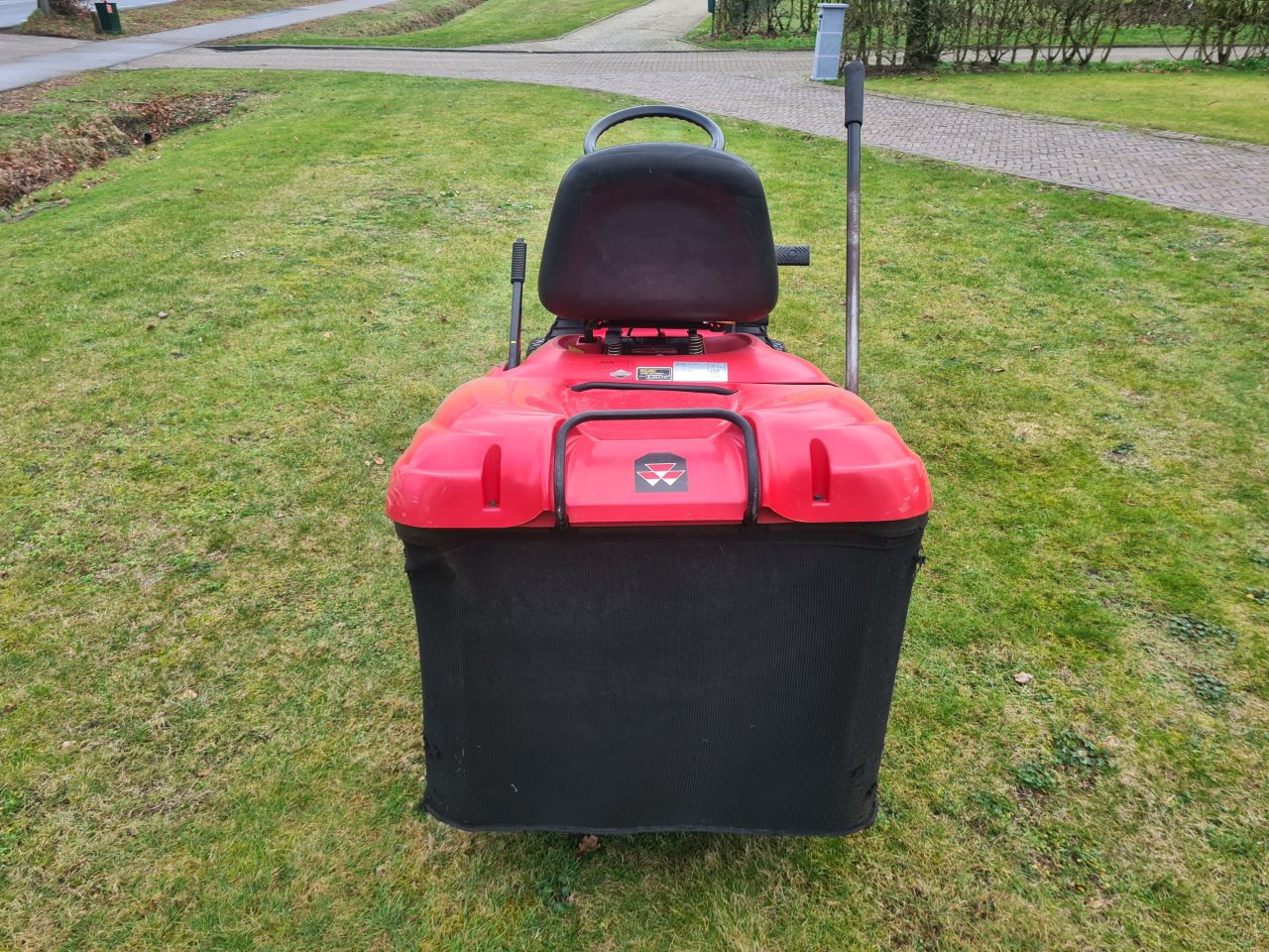 Massey Ferguson 3316HE zitmaaier met opvangbak hydrostaat.