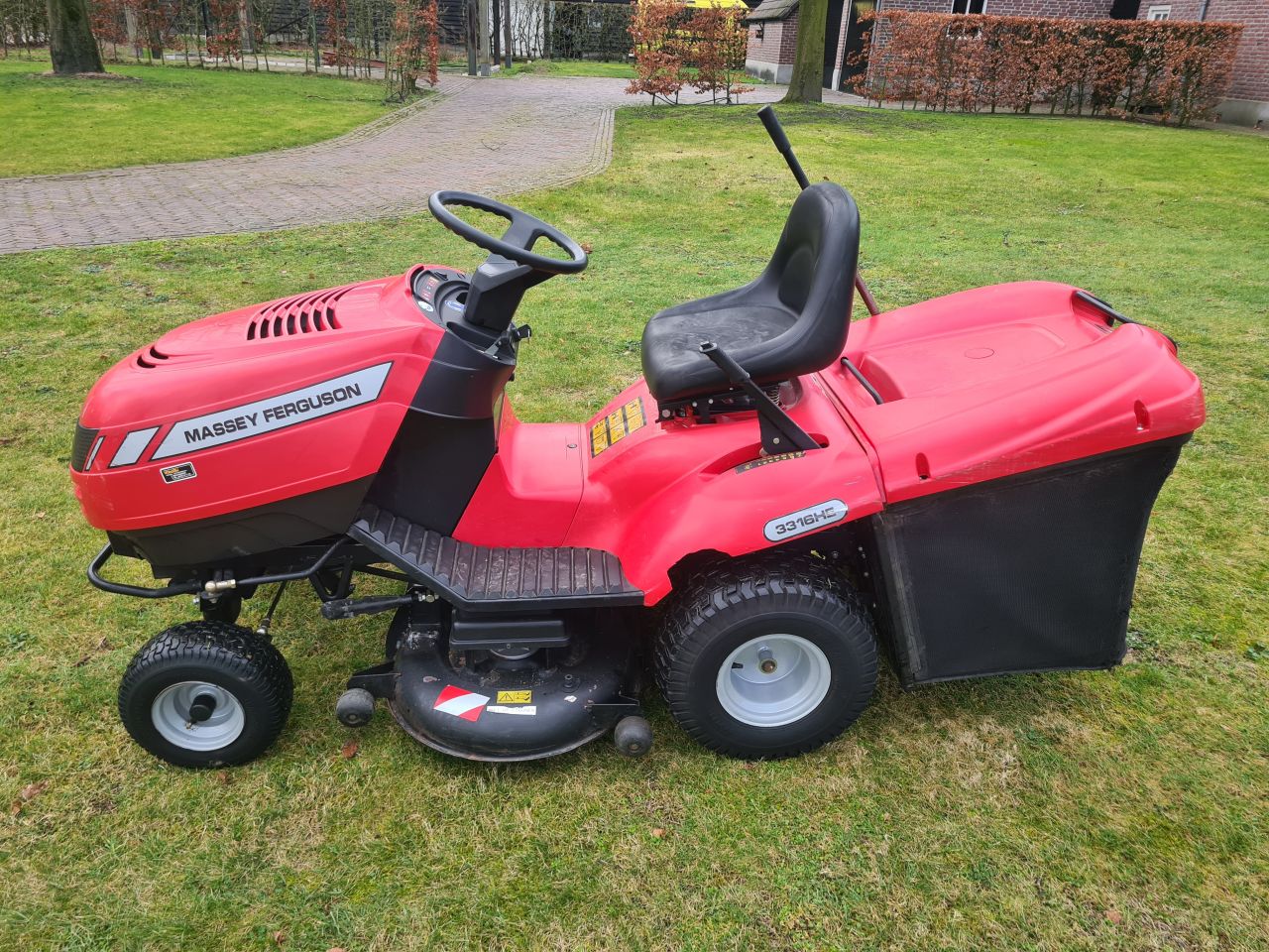 Massey Ferguson 3316HE zitmaaier met opvangbak hydrostaat.