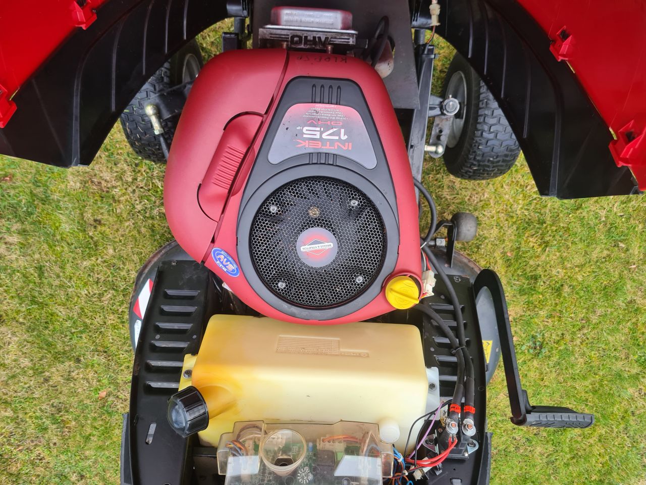 Massey Ferguson 3316HE zitmaaier met opvangbak hydrostaat.