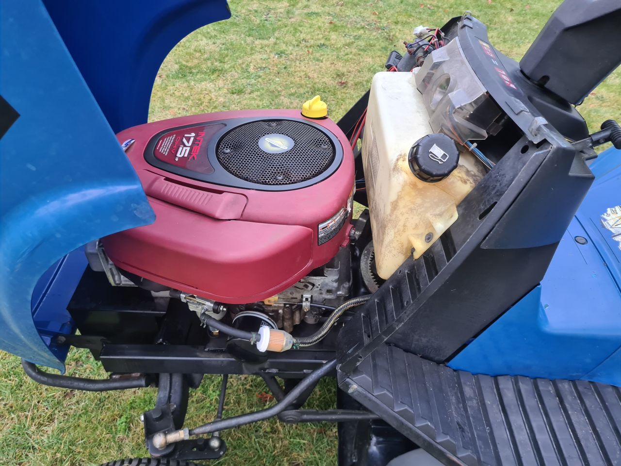 New Holland TH18 zitmaaier met opvangbak hydrostaat.