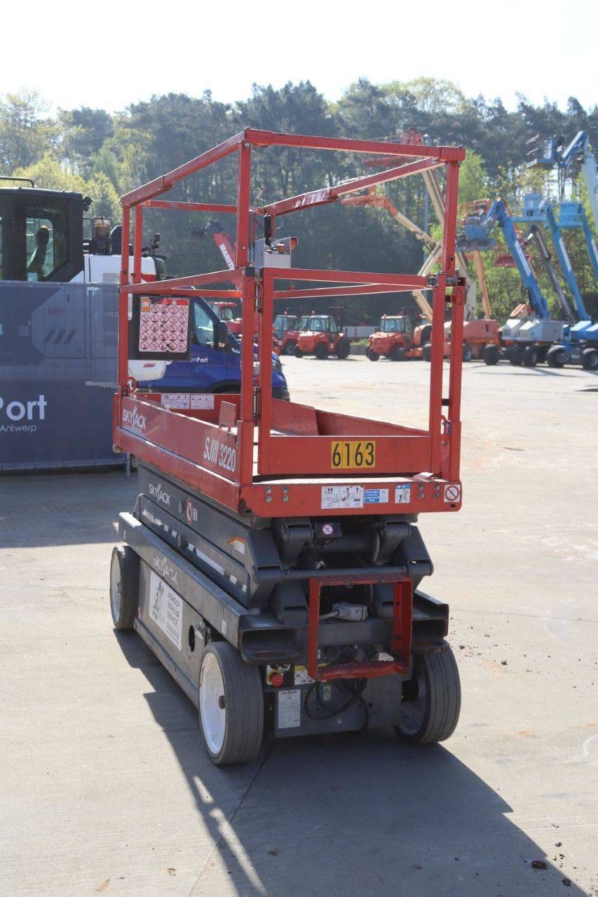Skyjack SJ-III3220 Electric Scissor Lift 8.1m 2018