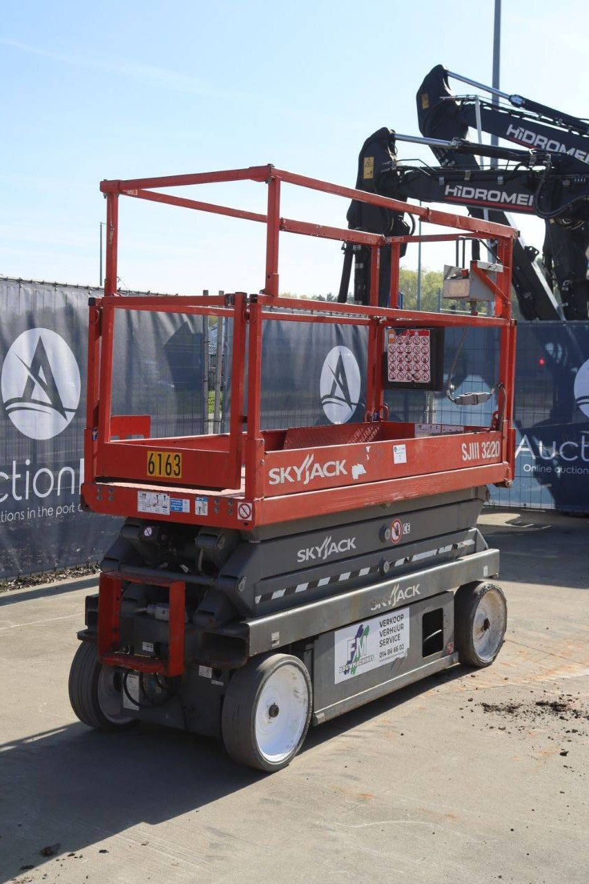 Skyjack SJ-III3220 Electric Scissor Lift 8.1m 2018