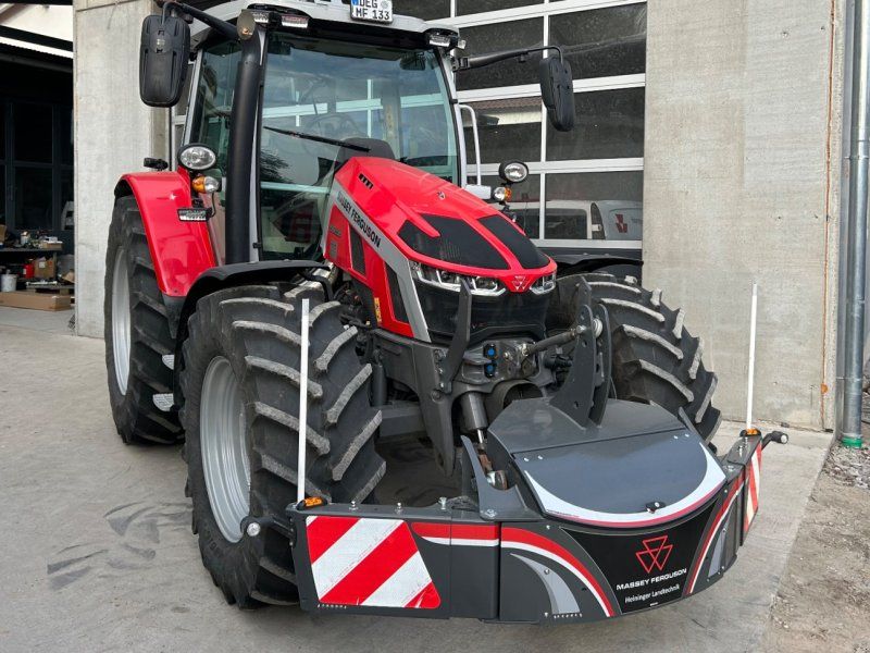 Massey Ferguson 5S.135